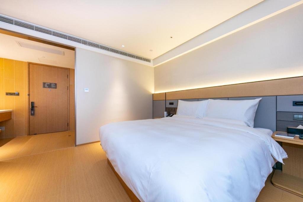 Hotel Ji South Yanggao Road Metro Station