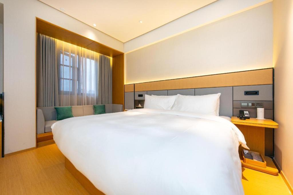 Ji South Yanggao Road Metro Station Hotel