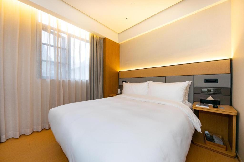 Ji South Yanggao Road Metro Station Hotel 3*