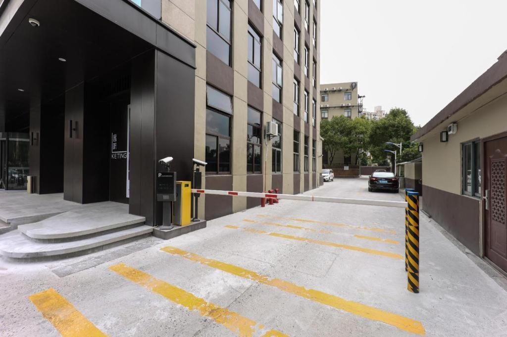Ji South Yanggao Road Metro Station Hotel 3*