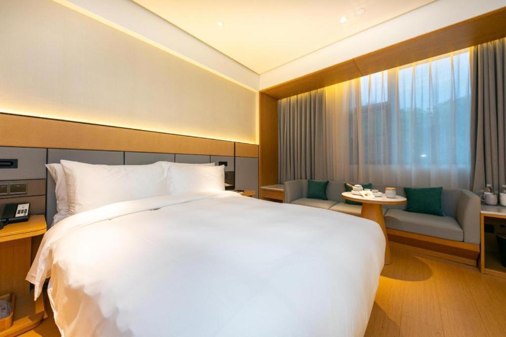 Hotel Ji South Yanggao Road Metro Station